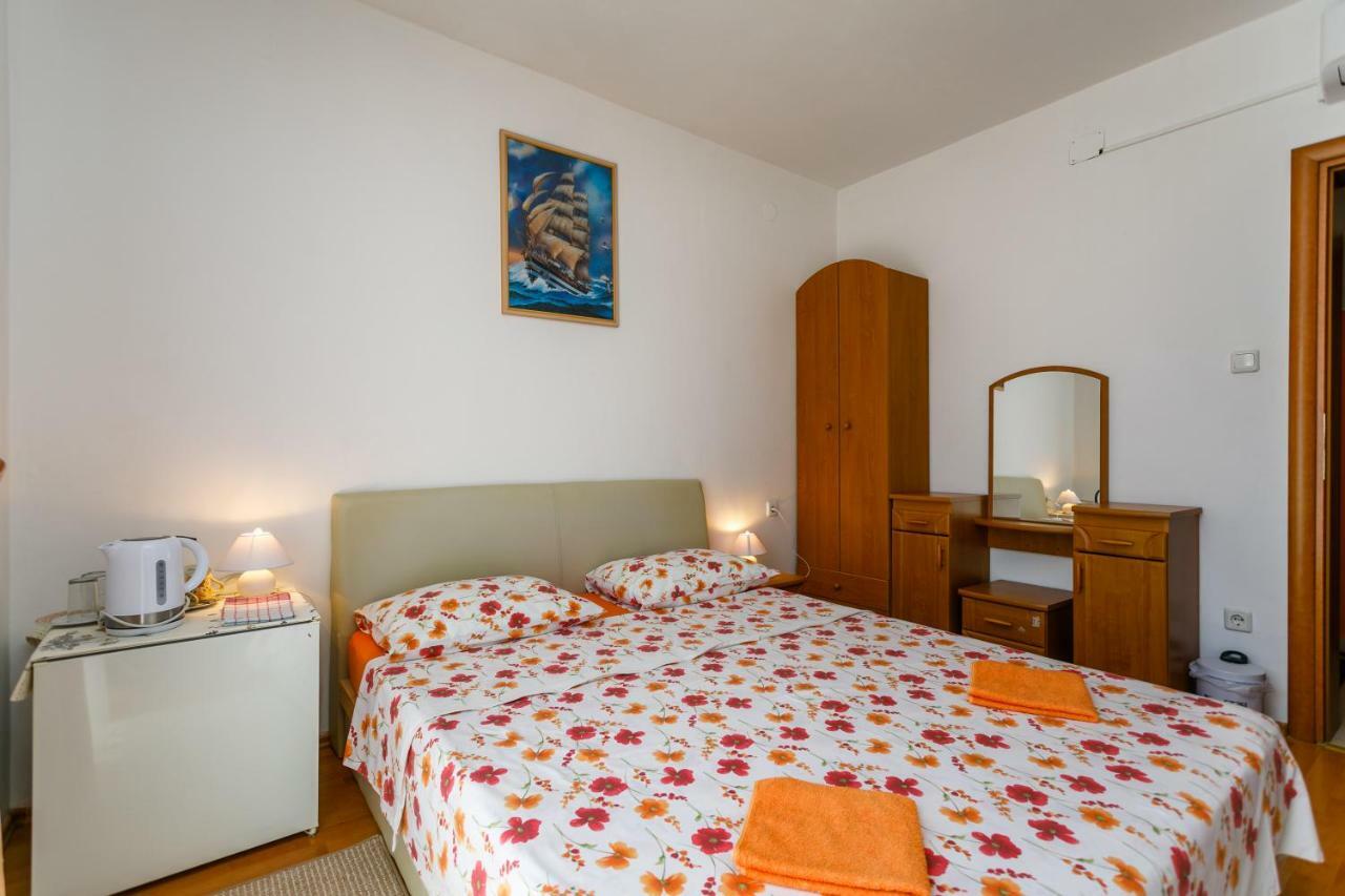 Holiday House Snjezana Krk Town Exterior photo